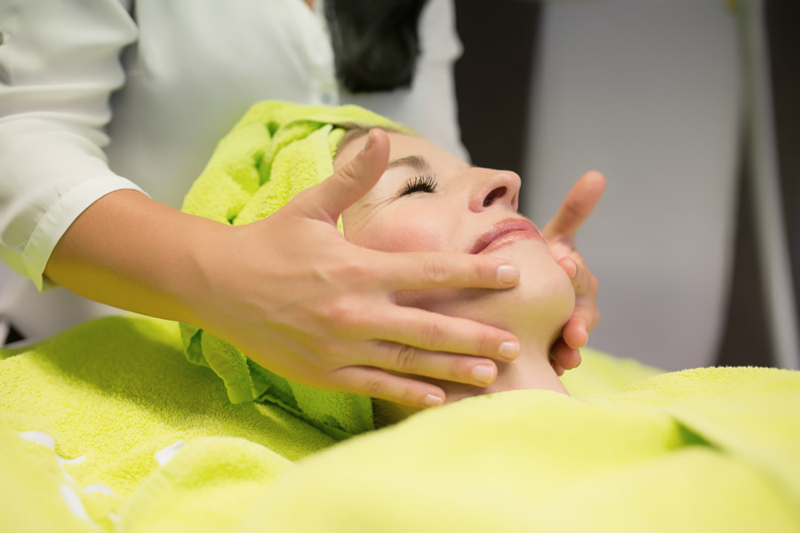 Gesichtsbehandlung mit Tiefenreinigung im Kosmetikstudio Bad Nauheim